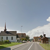 Das Gemeindepräsidium von Honau - im Bild die Kantonsstrasse mit der Kapelle St. Eligius - wird am 10. Juni neu besetzt. (Bild: Google Street View)