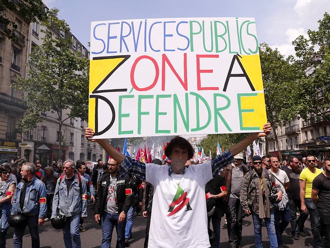 Über 16'000 Menschen protestierten in Paris gegen geplante Stellenkürzungen im öffentlichen Dienst. (Bild: KEYSTONE/EPA/ETIENNE LAURENT)