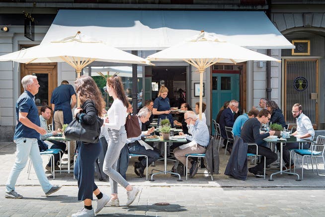 In der Altstadt gibt es über Mittag kaum freie Plätze in den Strassenrestaurants. (Bild: Ralph Ribi)
