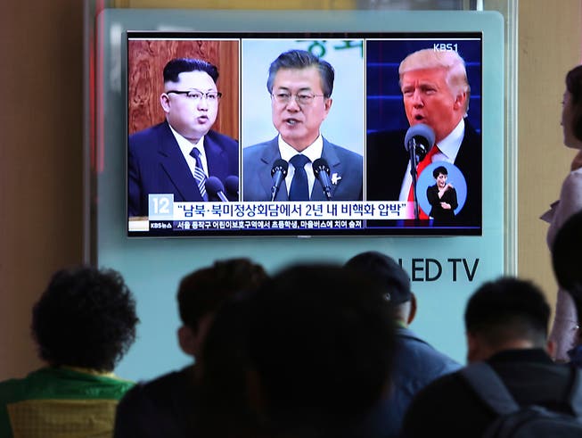 Der südkoreanische Präsident Moon Jae In trifft sich mit US-Präsident Donald Trump um das geplante Gipfeltreffen Trumps mit Nordkoreas Kim Jong Un vorzubereiten. Doch ob das für den 12.Juni geplante Treffen tatsächlich stattfindet, ist immer noch ungewiss. (Foto: Ahn Young-joon/AP) (Bild: KEYSTONE/AP/AHN YOUNG-JOON)