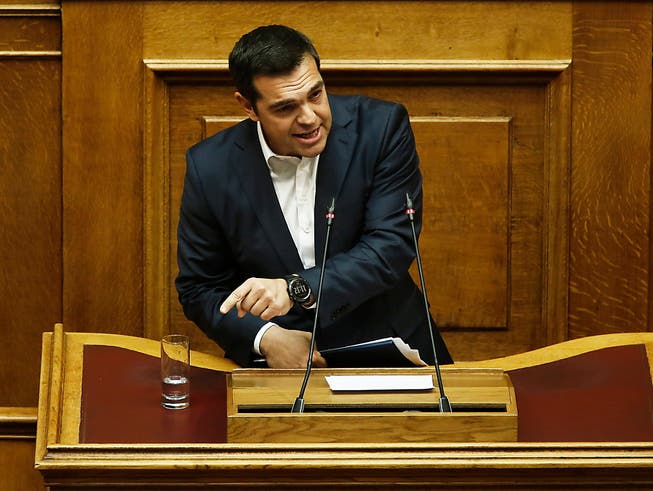 Jetzt ist die Zeit da, um in Wachstum zu investieren, sagte Regierungschef Tsipras vor dem Parlament - das Ende der Sparprogramme im August "unwiderruflch". (Bild: KEYSTONE/EPA ANA-MPA/ALEXANDROS VLACHOS)