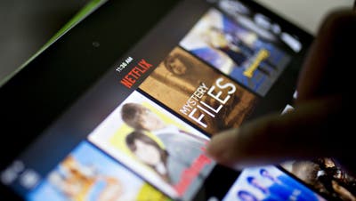 Ein Anwender streamt Inhalte über die Netflix-App auf einem Tablet. (Bild: Getty)