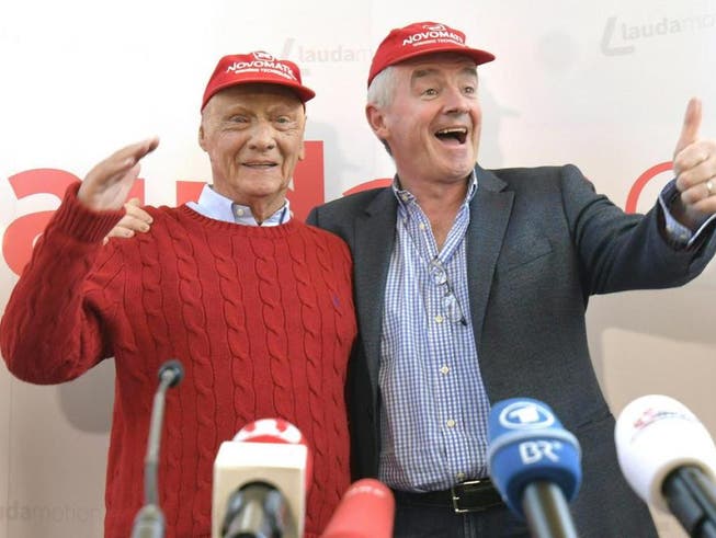 Airline-Gründer Niki Lauda (l.) und Ryanair-Chef Michael O'Leary im März in Wien. (Bild: Keystone/APA/APA/HERBERT NEUBAUER)