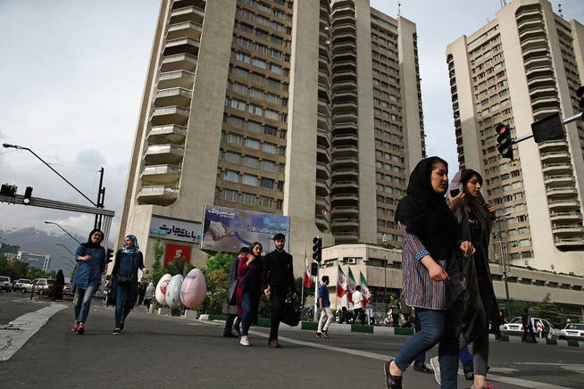 Noch geht in Teheran alles seinen gewohnten Gang: Momentaufnahme am Mirdamad Boulevard. (Bild: Vahid Salemi/AP (Teheran, 6. Mai 2018))
