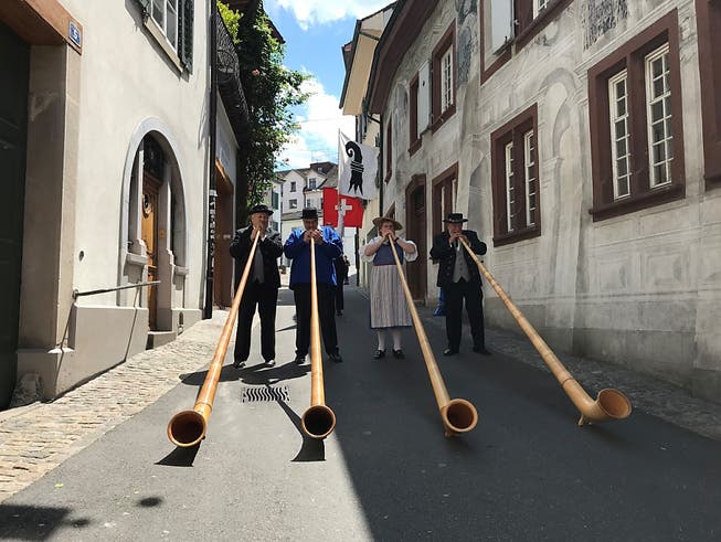 Schon einmal schallen Alphornklänge durch Basel: Die Stadt ist für das Eidgenössische Jodlerfest parat. (Bild: Michael Wieland, sda)