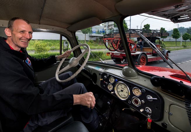 Marcel Spengler, Präsident der «IG Rundhauber», in einem Oldtimer-Feuerwehrauto. (Bild: Eveline Beerkircher (Luzern, 17. Mai 2018))