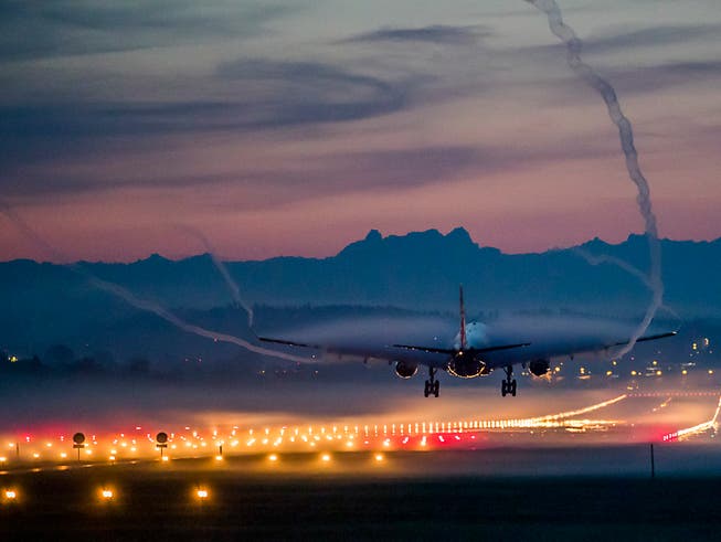 Die Koalition Luftverkehr Umwelt und Gesundheit (Klug) fordert die strikte Einhaltung der Nachtruhe an allen Schweizer Flughäfen und Flugplätzen. (Bild: KEYSTONE/CHRISTIAN MERZ)