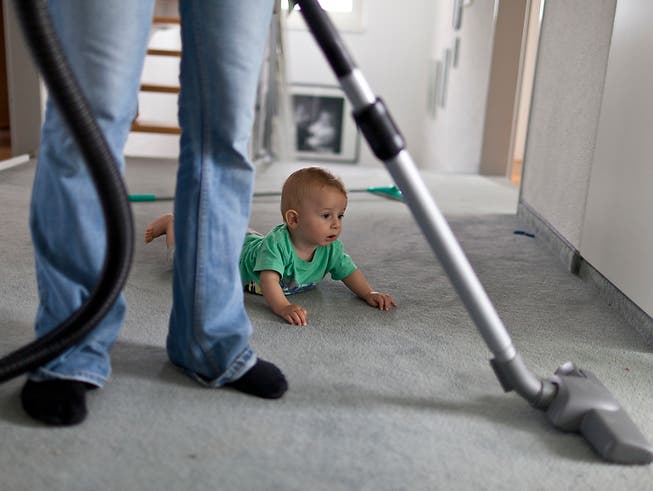 Die Frage, wie Haus- und Familienarbeit aufgeteilt wird, stellt sich insbesondere nach der Geburt des ersten Kindes. (Bild: KEYSTONE/GAETAN BALLY)