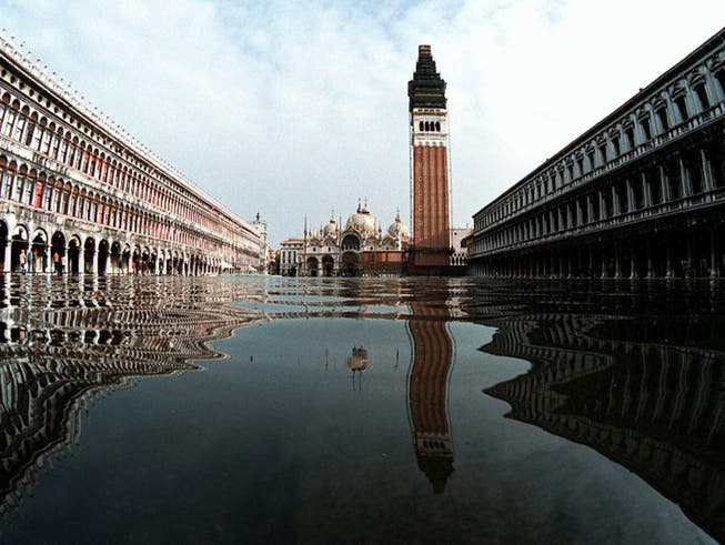 Solche Bilder des überfluteten Markusplatzes in Venedig soll es bald viel weniger geben. Ein Schutzsystem soll in einigen Monaten die Zahl der Überschwemmungen senken. (Bild: KEYSTONE/AP)