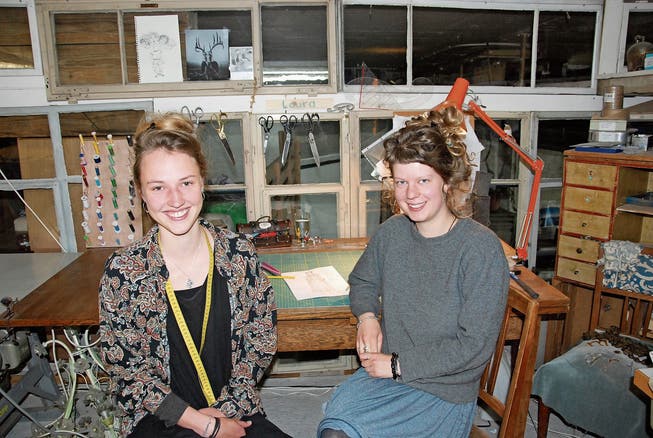 Marisa Mayer und Laura Oertle in ihrem Atelier in Lichtensteig. (Bild: Emilie Jörgensen)