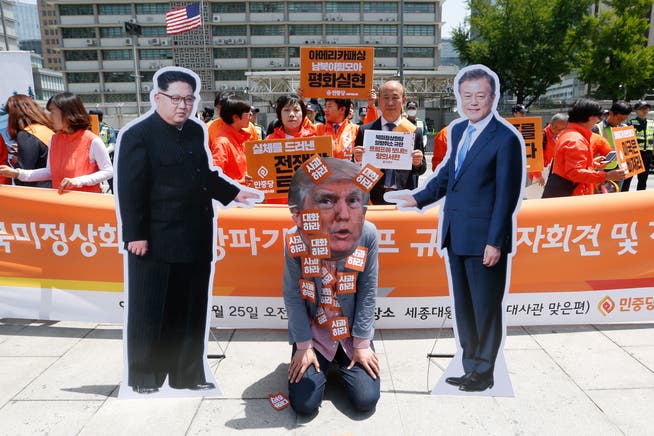 Donald Trump als Störenfried zwischen Kum Jong Un und Moon Jae In: Protestaktion gegen die Absage des geplanten Gipfels zwischen Nordkorea und den USA. (Jeon Heon-Kyun/EPA)