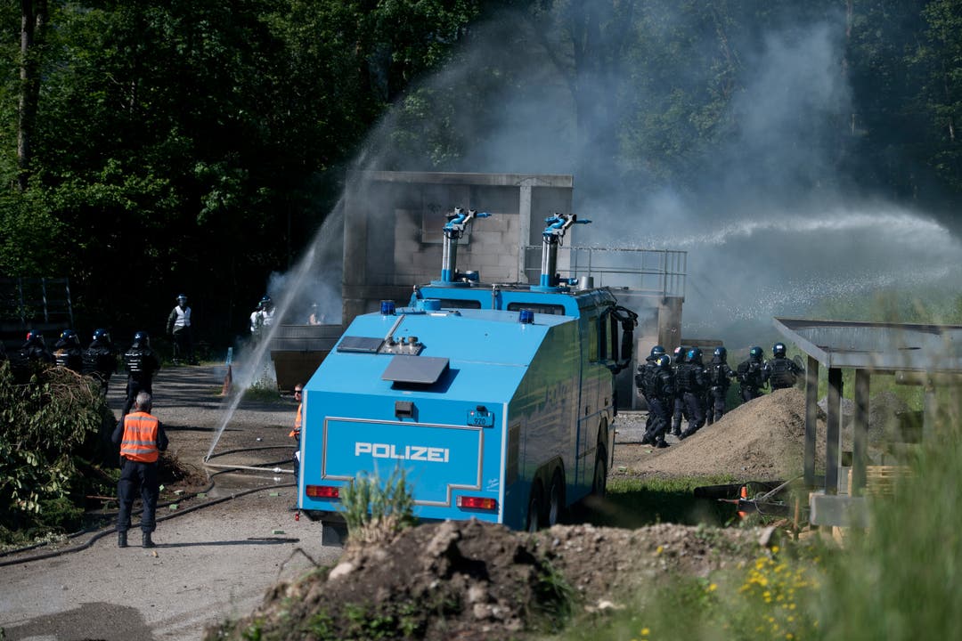 Bei der Übung der Polizeikorps von Luzern, Nid- und Obwalden in Schüpfheim kommt auch ein Wasserwerfer zum Einsatz (Bild Corinne Glanzmann, 25. Mai 2018).