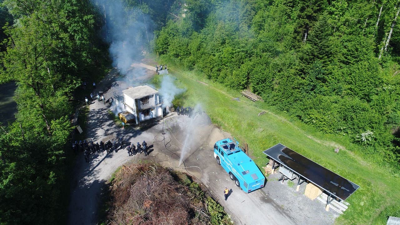 Eine Drohne der Zivilschutzorganisation Emme filmt den Einsatz des Wasserwerfers (Bild: ZSO Emme, 25. Mai 2018).