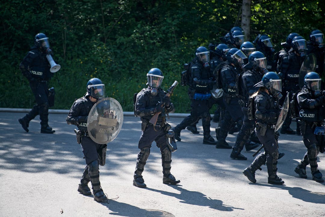 Bei der Übung der Polizeikorps von Luzern, Nid- und Obwalden in Schüpfheim machen sich Polizisten bereit für die Einkesselung von Demonstranten (Bild Corinne Glanzmann, 25. Mai 2018).