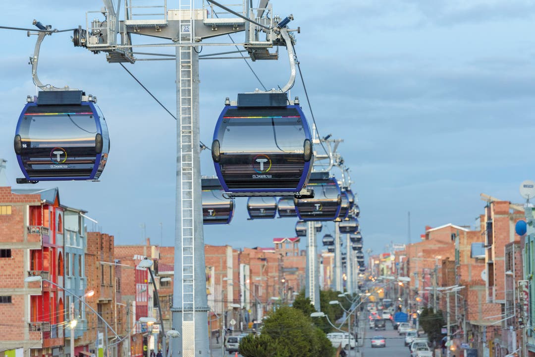 Die «Linea Azul» verbinden die bolivianischen Städte La Paz und El Alto miteinander. Die Seilbahn ist 4893 Meter lang und kann 300 Personen pro Stunde und Richtung transportieren. Es ist die längste Stadtseilbahn der Welt. (Bild: PD / Vassil Anastasov)