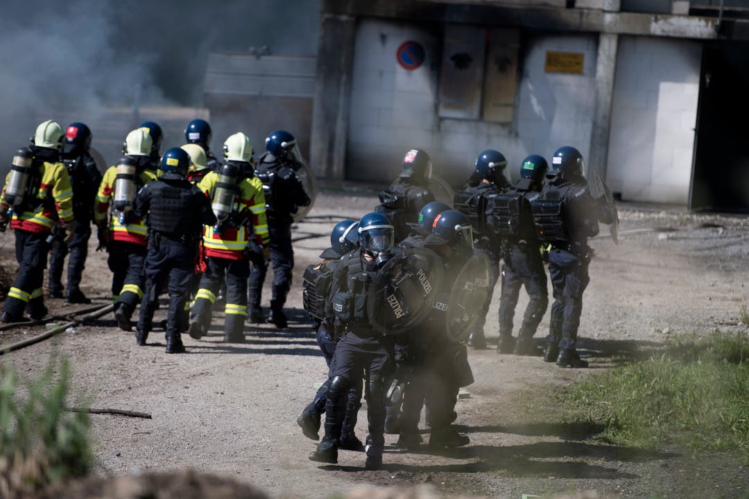 Bei der Polizei-Übung in Schüpfheim schützen die Polizisten die Feuerwehrleute vor gewaltbereiten Demonstranten (Bild Corinne Glanzmann, 25. Mai 2018).