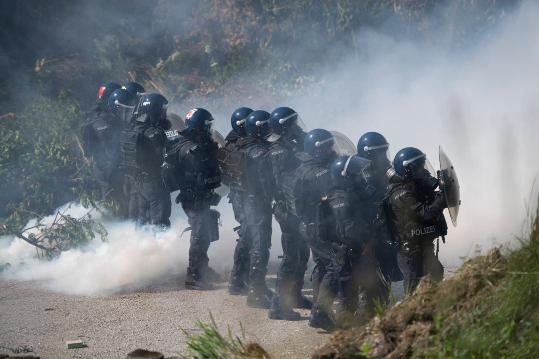 Polizisten schützen sich bei der Polizei-Übung in Schüpfheim vor Aktivisten (Bild Corinne Glanzmann, 25. Mai 2018).