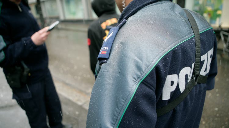 Zwei Beamte der Stadtpolizei St. Gallen auf Patrouille im Stadtzentrum: Polizistinnen und Polizisten werden bei ihrer Arbeit vermehrt bedroht oder gar tätlich angegriffen. (Bild: Reto Martin)