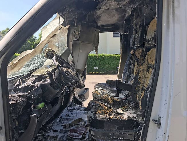 Warum die Fahrerkabine des Lieferwagens Feuer fing, ist noch unklar. Die Polizei schätzt den Sachschaden auf 10'000 Franken. (Bild: Kapo TG)