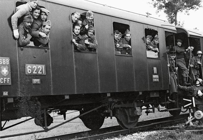 Französische Soldaten starten zu ihrer Heimkehr im Bahnhof Geuensee im Frühling 1941. (Bild: Historischer Verein Geuensee)