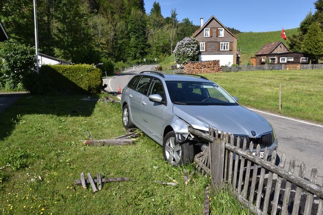 Der Mietwagen mähte einen Holzzaun nieder. Bild: Kantonspolizei Schwyz