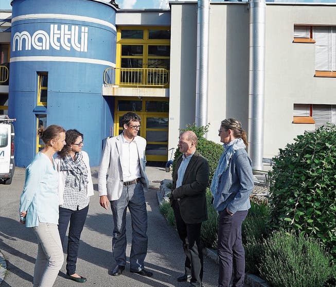 Gemeinderat Florian Spichtig (Mitte) traf sich nach der Gemeindeversammlung mit Anwohnern zu einem Augenschein vor dem Schulhaus Mattli. (Bild: Romano Cuonz (Sachseln, 24. Mai 2018))