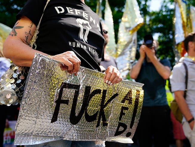 Tausende Menschen haben in Berlin an Demonstrationen für und gegen die AfD teilgenommen. (Bild: KEYSTONE/EPA/ALEXANDER BECHER)