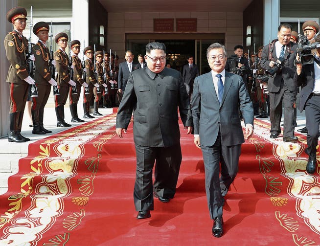 Beim Blitztreffen zwischen Kim Jong Un (links) und Moon Jae In herrschte offensichtlich gute Stimmung. (Bild: AP (Panmunjom, 26. Mai 2018))