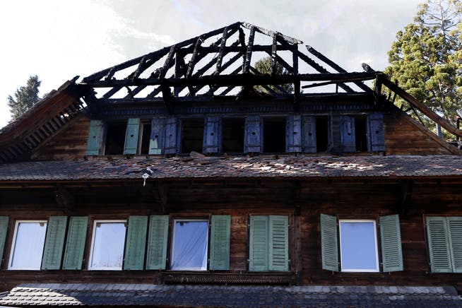 In der Langrütistrasse in Hünenberg hat ein Wohnhaus gebrannt. Der Schaden beträgt laut der Zuger Gebäudeversicherung rund 1,5 Millionen Franken. (Werner Schelbert, Hünenberg, 17.November 2017)