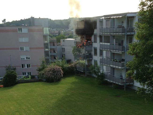 Nach dem Brand auf dem Balkon ist die Wohnung vorläufig nicht bewohnbar. (Bild: KAPO ZH)