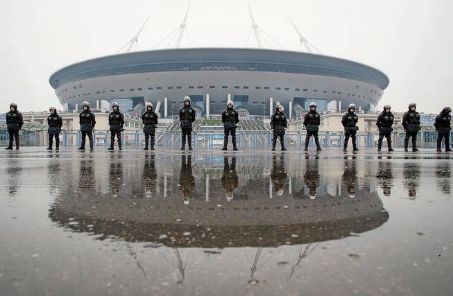 Polizisten bei einer Übung vor dem WM-Stadion in Sankt Petersburg. (Bild: Dimitri Lowetski/AP (17. April 2018))