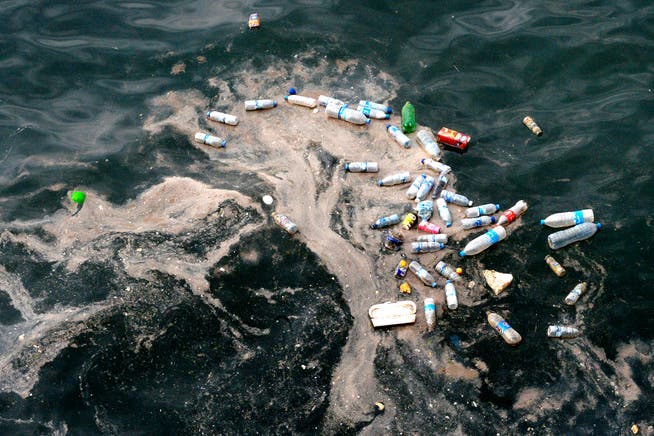 Plastik-Müll - entsorgt im Meer wie hier vor der Küste Libanons - wird immer mehr zum globalen Umweltproblem. (Bild: Wael Hamzeh/EPA; 28 Mai 2018)