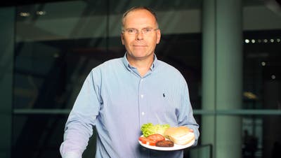 Der niederländische Physiologie-Professor Mark Post präsentiert seinen gezüchteten Rindfleischburger. (Bild: Simon Dawson/Bloomberg (London, 6. August 2013))