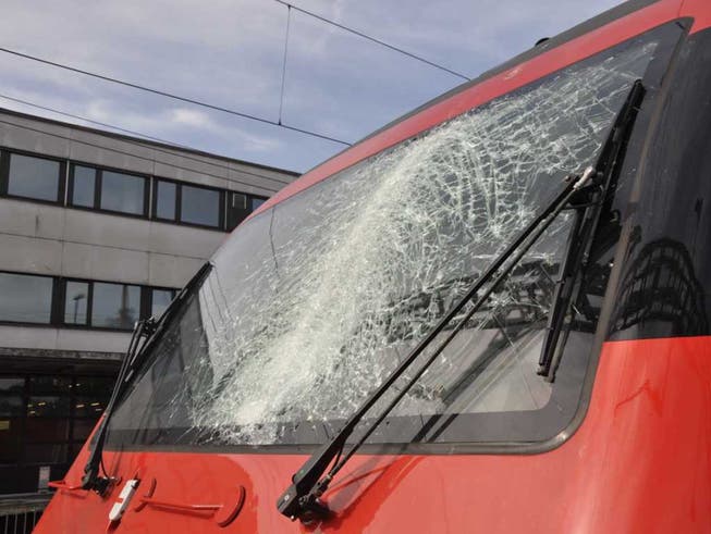 Eine von einem Kran hängende Metallkette hat am Montag in Gretzenbach SO die Frontscheibe einer SBB-Lokomotive getroffen. (Bild: Handout Kantonspolizei Solothurn)