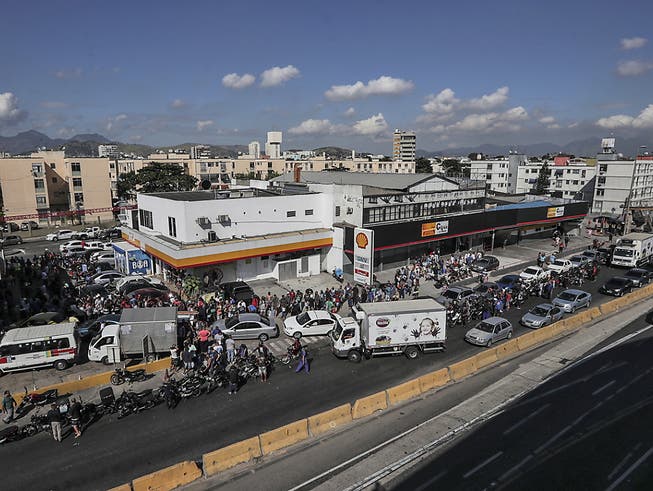 Kein Treibstoff, kein Obst, keine Produktion: Ein Streik von Lastwagenfahrern beeinträchtigt - wie etwa in Rio de Janeiro - das ganze Land. (Bild: KEYSTONE/EPA EFE/ANTONIO LACERDA)