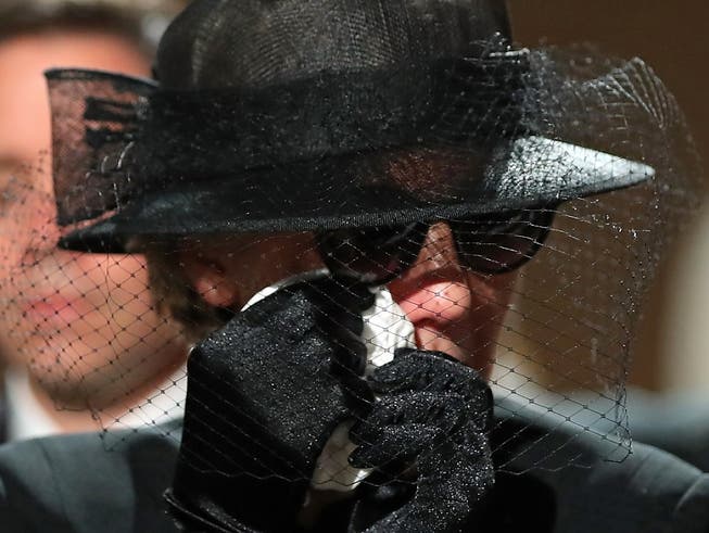 Maike Kohl-Richter an der Beerdigung ihres verstorbenen Mannes: Die Witwe erbt eine Entschädigung über eine Million Euro nicht, entschied ein Gericht in Köln. (Bild: KEYSTONE/EPA GETTY IMAGES POOL/SEAN GALLUP / POOL)