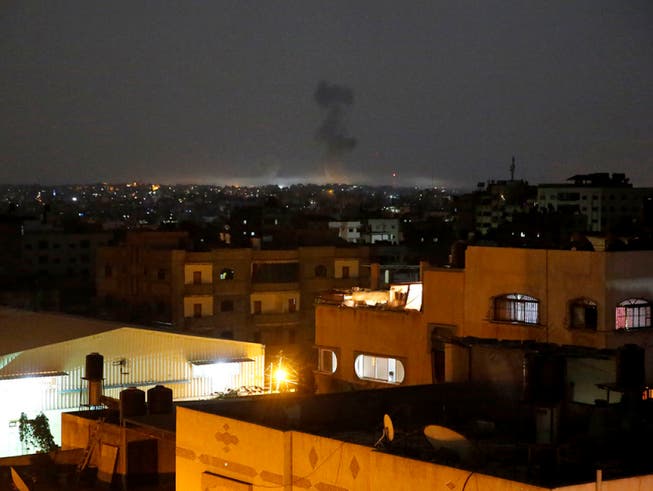 Nach einem Angriff der israelischen Luftwaffe steigt am frühen Mittwochmorgen Rauch über Gaza-Stadt auf. Die radikalislamische Hamas will nach eigenen Angaben eine Waffenruhe mit Israel vereinbart haben. (Bild: Keystone/AP/HATEM MOUSSA)