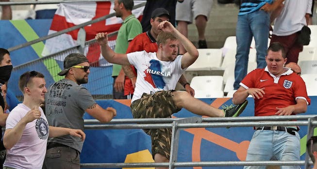 Szenen der Gewalt überschatteten die EM in Frankreich. Wiederholen sich solche Bilder an der WM in Russland? (Bild: Thanassis Stavrakis/Keystone)