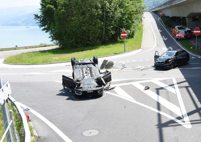 Das Auto hat sich bei der Autobahnauffahrt Beckenried überschlagen. (Bild: Kantonspolizei Nidwalden)