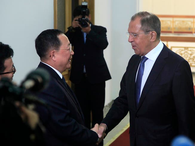 Der nordkoreanische Aussenminister Ri Yong Ho empfängt seinen russischen Amtskollegen Sergej Lawrow. (Bild: KEYSTONE/AP/JON CHOL JIN)