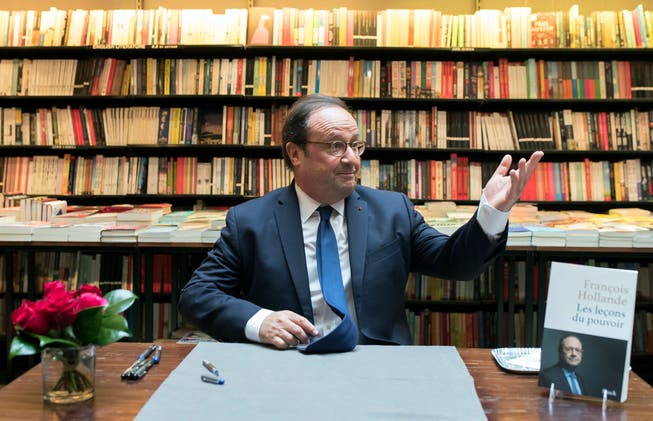 François Hollande reitet gerade auf einer Welle der Sympathie und signiert sein Erfolgsbuch "Lektionen der Macht" in einem Buchladen in Paris. (Ian Langsdon/EPA; 23. April 2018)