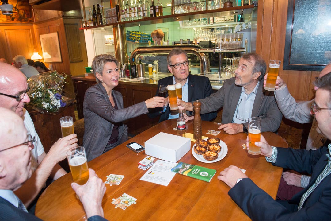 Treffpunkt auch für die Politik: Ständerätin Karin Keller-Sutter (FDP) feiert mit Parteikollegen ihre Wiederwahl im «Naz». (Bild: Ralph Ribi - 18. Oktober 2015)