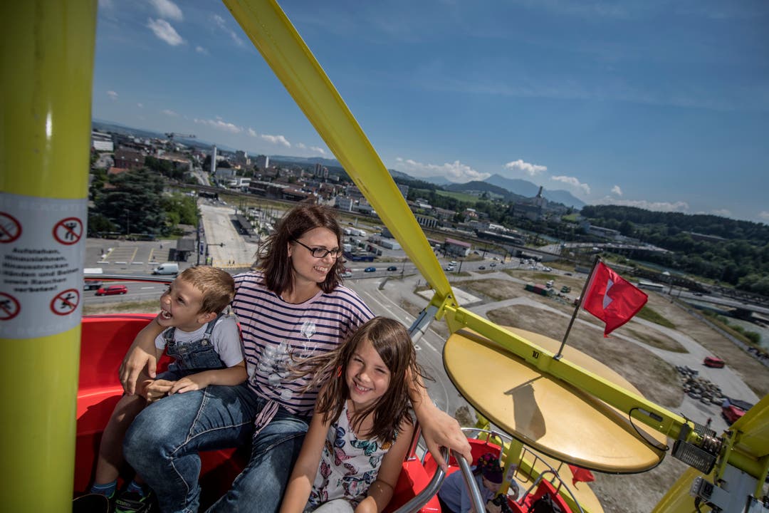 Eröffnung des Seetalplatzes in Emmen. Auf dem Bild sind Tatjana Albert mit Samantha (7) und Alexander (6) bei der Fahrt mit dem Riesenrad zu sehen.Sie geniessen den Ausblick auf den Seetalplatz. (Pius Amrein, 16. Juni 2018)