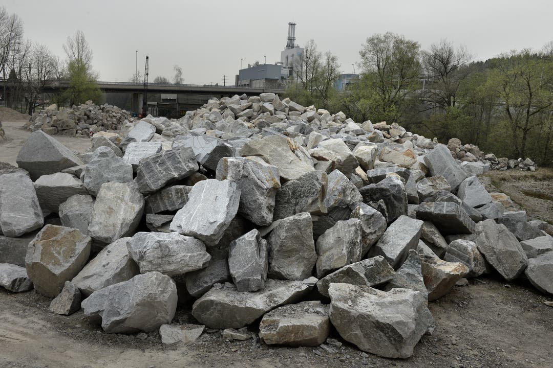 Steinblöcke für Hochwasserschutz. (Nadia Schärli, 3. April 2014)