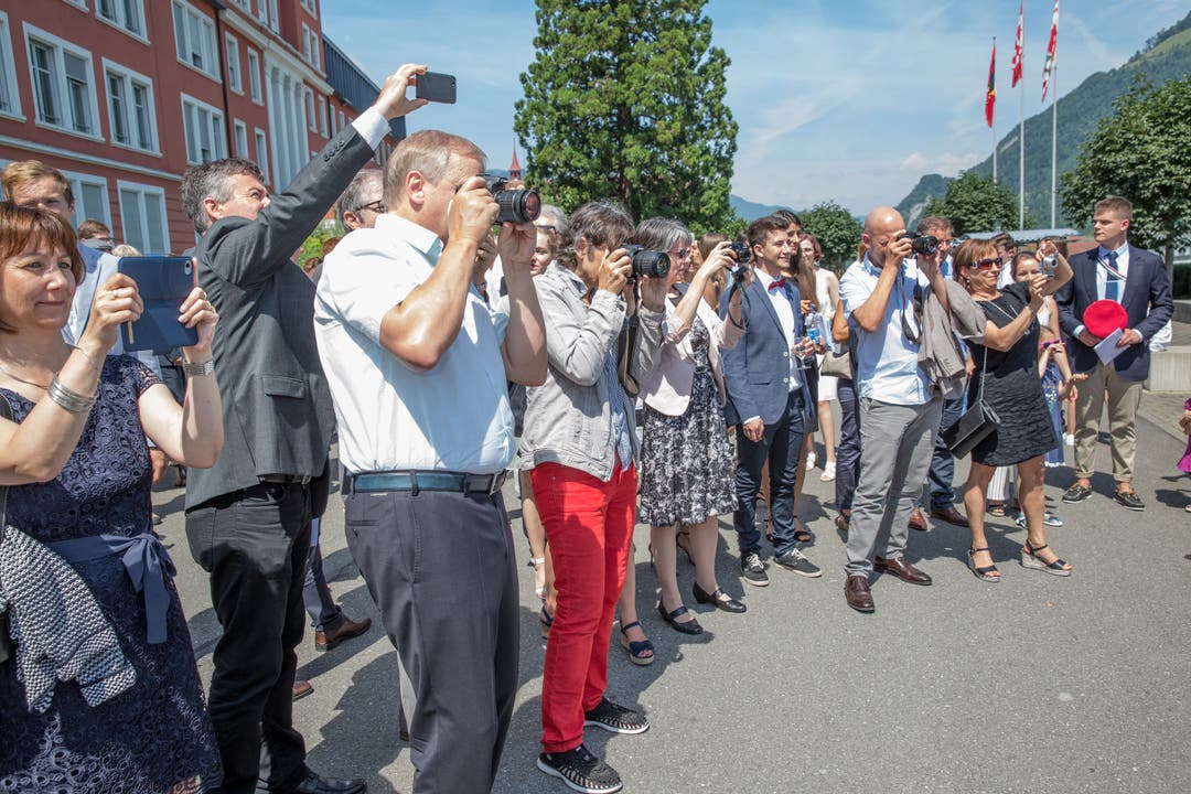 Stolze Angehörige halten den Moment des Triumphes fest. (Bild: André A. Niederberger, 16. Juni 2018)