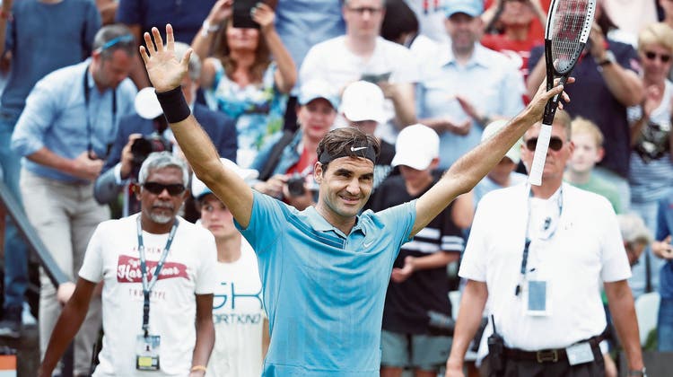 In Jubelpose: Roger Federer feiert seinen 98. ATP-Turniersieg und spricht hinterher von einem «kleinen Wunder». (Bild: Alex Grimm/Getty (Stuttgart, 17. Juni 2018)