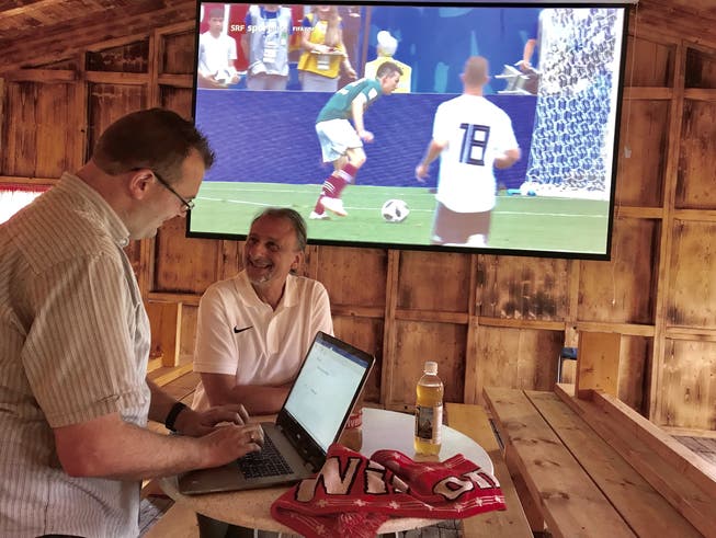 Sport-Kommentator Dani Wyler (rechts) und Redaktor Simon Dudle in der Fussballhütte in Oberbüren. (Bild: Tagblatt)