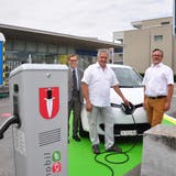 E-Auto und Strom stehen parat am Bahnhof Tägerwilen Dorf: Thurbo-Chef Ernst Boos, Gemeindepräsident Markus Thalmann und Rolf Gehrig von Mobility freuen sich über das neue Angebot. (Bild: Urs Brüschweiler)