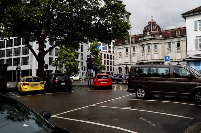 Die Parkplätze auf dem unteren Postplatz beim Regierungsgebäude sollen erhalten bleiben. Bild: Stefan Kaiser (Zug, 11. Juni 2018)