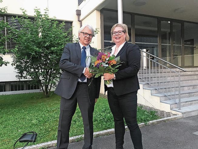 Der abtretende Präsident des Flugplatzkomitees Nidwalden, Urs Müller, gratuliert seiner Nachfolgerin Karin Costanzo. (Bild: PD)